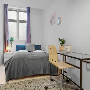 Albergue Fabryka, Bergen